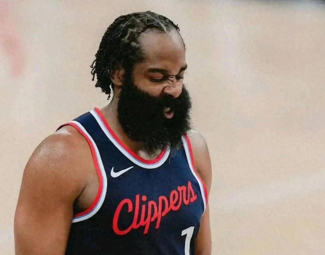 哈登回归首秀大放异彩，羽毛球队主场球迷高呼名字-爱游戏体育官网